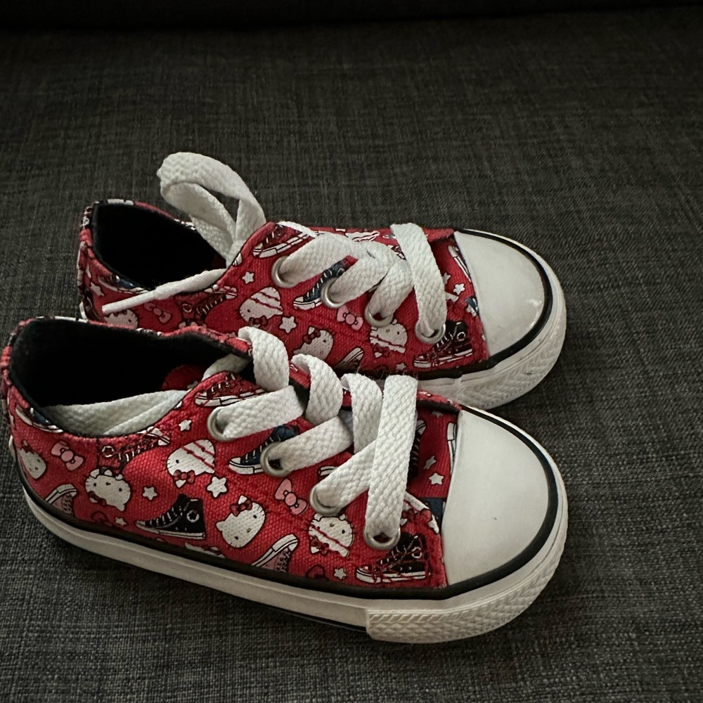 Hello Kitty Baby/Toddler Converse shoes - Picture 4 of 4